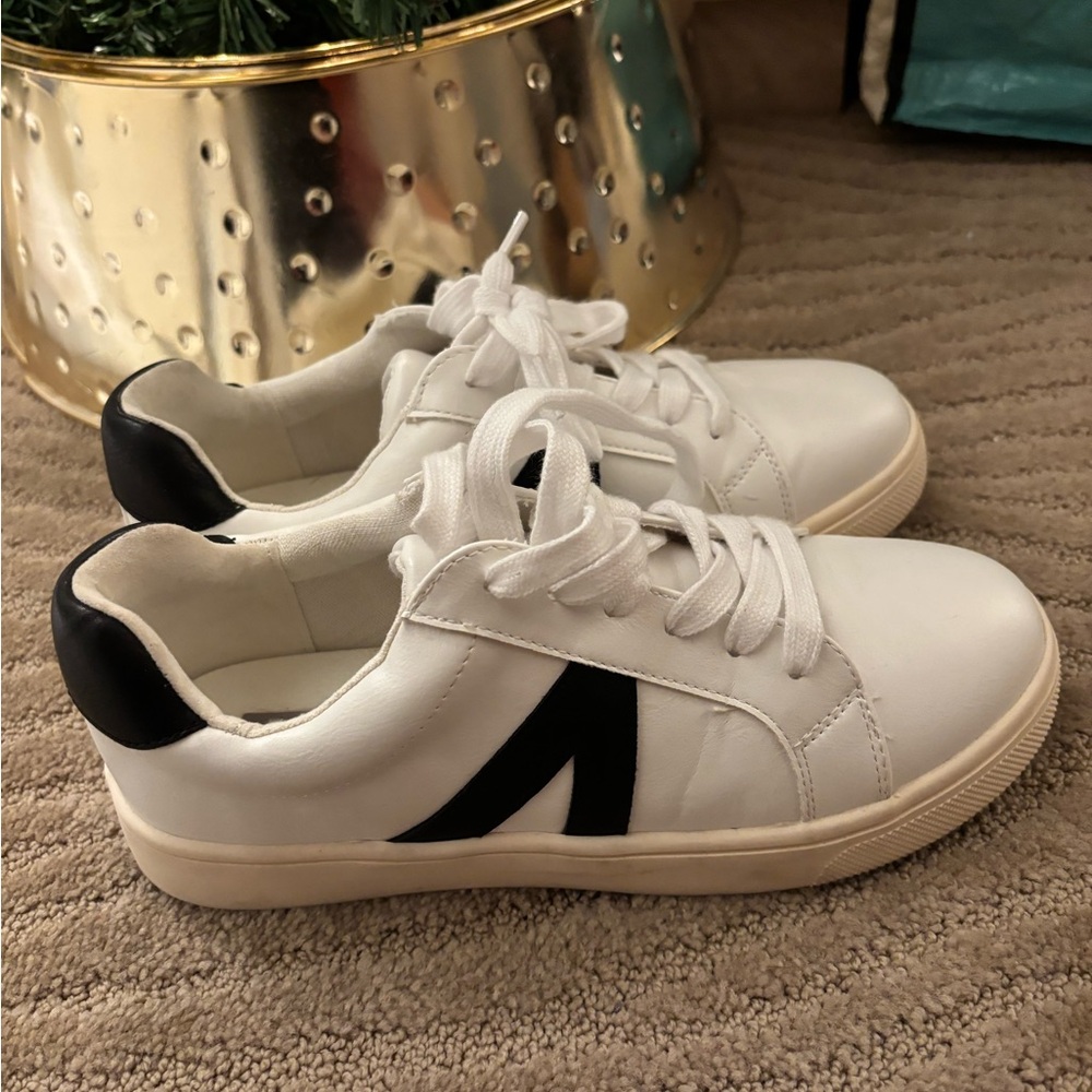 Mia sneakers size 6